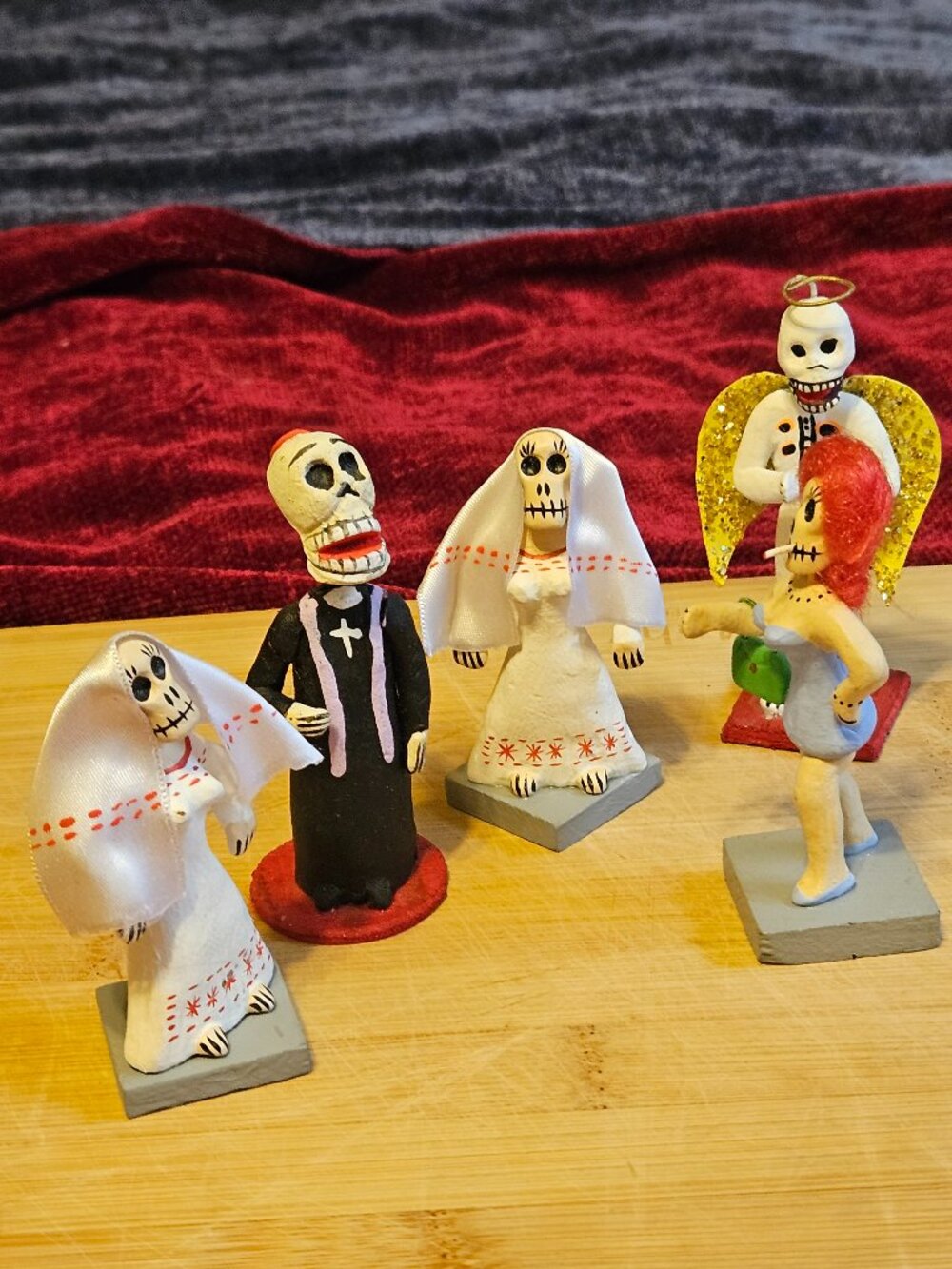5 VINTAGE OAXACAN MUERTOS SCENARIO CLAY SCULPTURES "Got a light?;"POPES NOPE